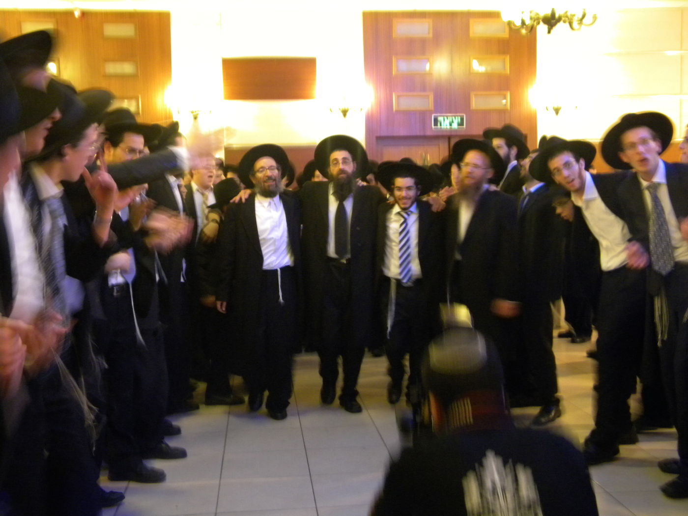 ענבי הגפן: צפו בגר"ח קנייבסקי מרקד בחתונת נכדו