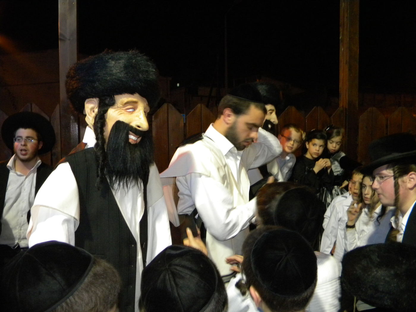 ענבי הגפן: צפו בגר"ח קנייבסקי מרקד בחתונת נכדו