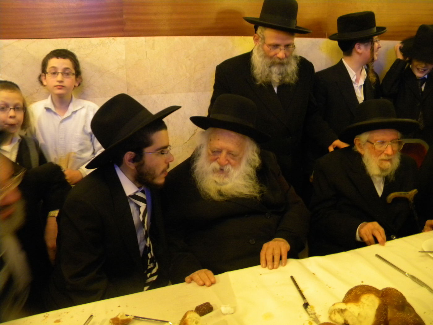 ענבי הגפן: צפו בגר"ח קנייבסקי מרקד בחתונת נכדו