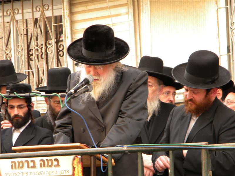 וידאו: ר´ מאיר פרוש מספיד את אביו הרב מנחם פרוש זצ"ל