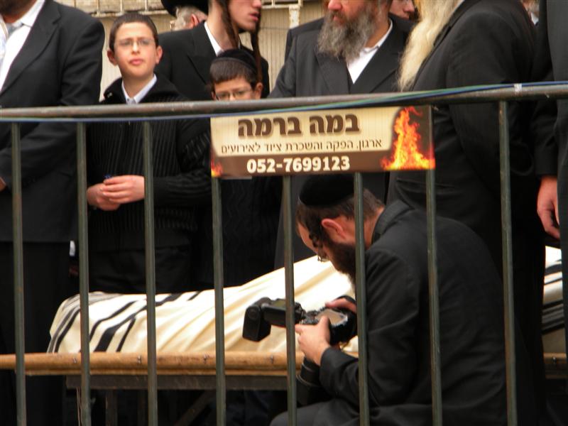 וידאו: ר´ מאיר פרוש מספיד את אביו הרב מנחם פרוש זצ"ל