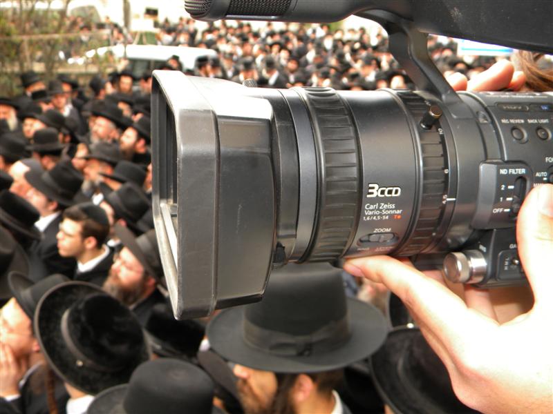 וידאו: ר´ מאיר פרוש מספיד את אביו הרב מנחם פרוש זצ"ל