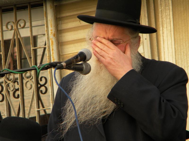 וידאו: ר´ מאיר פרוש מספיד את אביו הרב מנחם פרוש זצ"ל