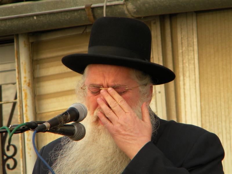 וידאו: ר´ מאיר פרוש מספיד את אביו הרב מנחם פרוש זצ"ל