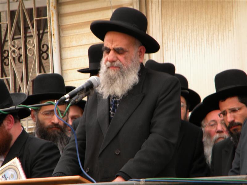 וידאו: ר´ מאיר פרוש מספיד את אביו הרב מנחם פרוש זצ"ל