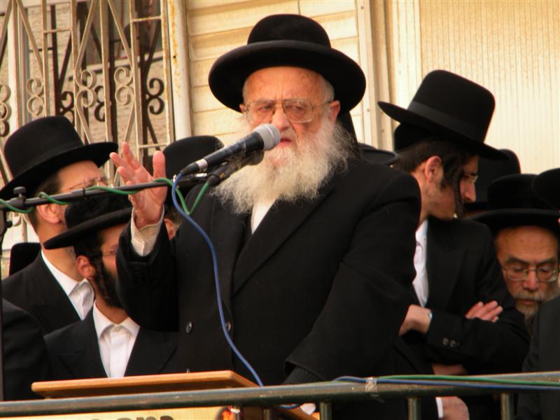 וידאו: ר´ מאיר פרוש מספיד את אביו הרב מנחם פרוש זצ"ל