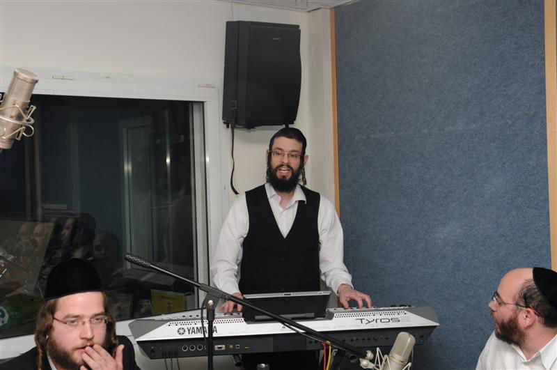 בגיל, בשמחה: צפו בהקלטת תוכניתו המיוחדת לפורים של יוסי גיל