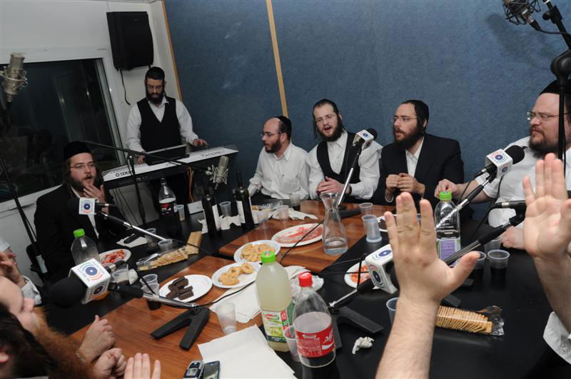 בגיל, בשמחה: צפו בהקלטת תוכניתו המיוחדת לפורים של יוסי גיל