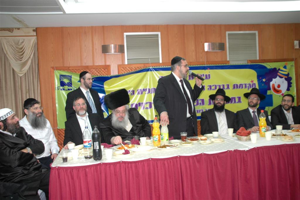 צפו: "נערי שוליים" חגגו עם ראש העיר בני-ברק, יעקב אשר