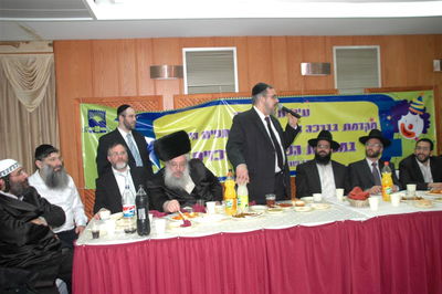 צפו: "נערי שוליים" חגגו עם ראש העיר בני-ברק, יעקב אשר