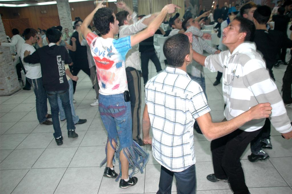 צפו: "נערי שוליים" חגגו עם ראש העיר בני-ברק, יעקב אשר