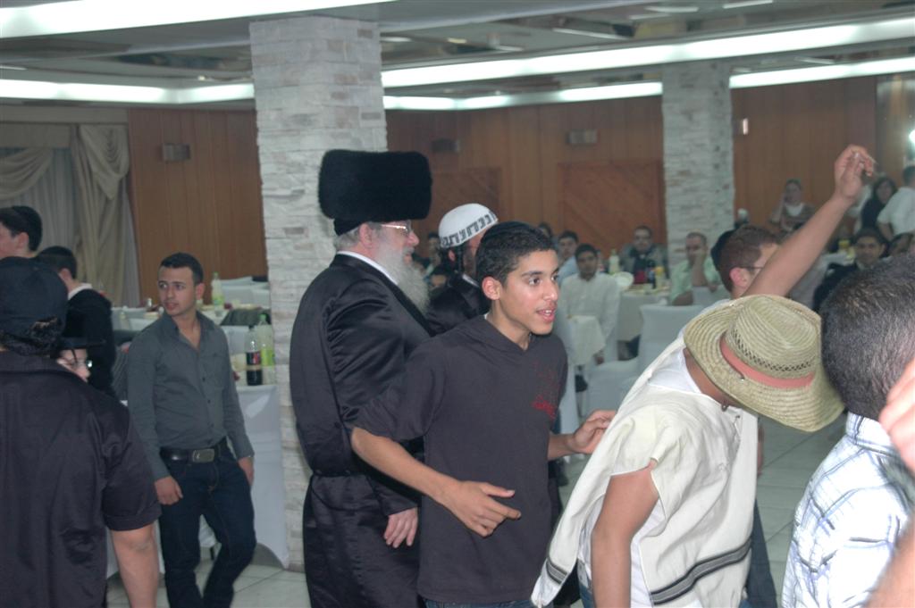 צפו: "נערי שוליים" חגגו עם ראש העיר בני-ברק, יעקב אשר