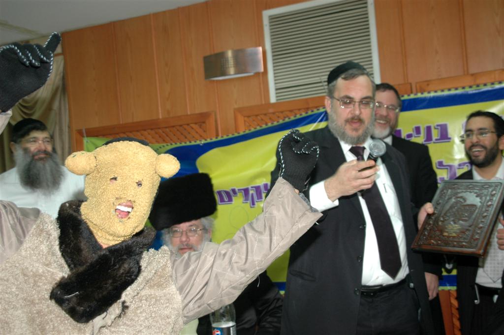 צפו: "נערי שוליים" חגגו עם ראש העיר בני-ברק, יעקב אשר