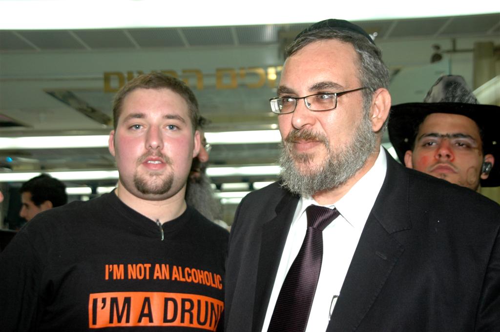 צפו: "נערי שוליים" חגגו עם ראש העיר בני-ברק, יעקב אשר