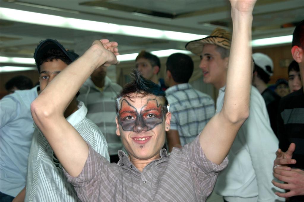 צפו: "נערי שוליים" חגגו עם ראש העיר בני-ברק, יעקב אשר