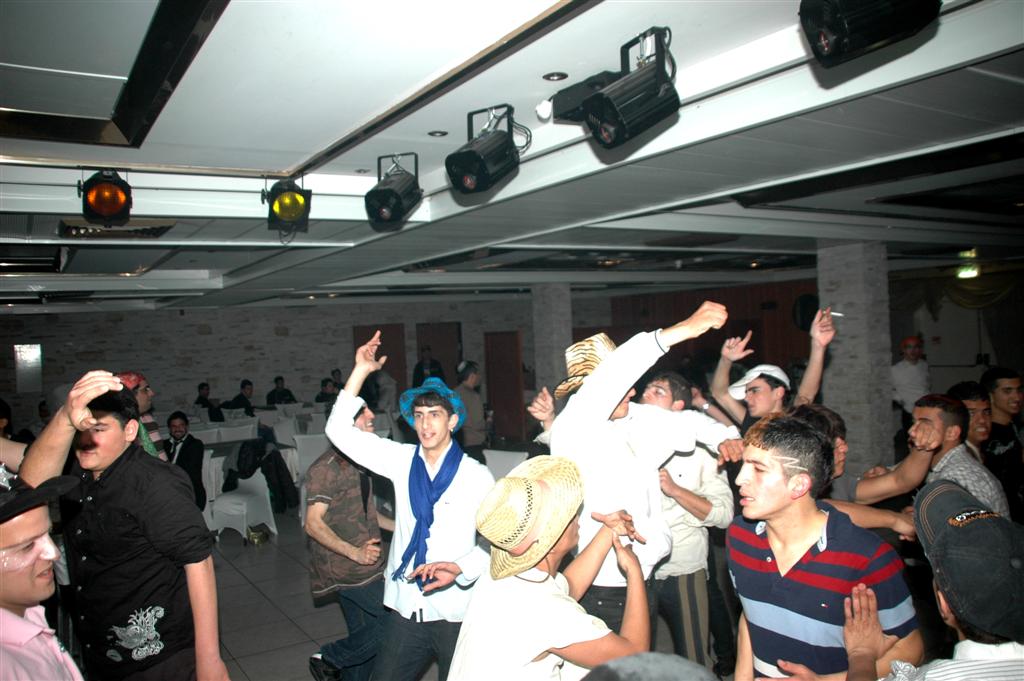 צפו: "נערי שוליים" חגגו עם ראש העיר בני-ברק, יעקב אשר