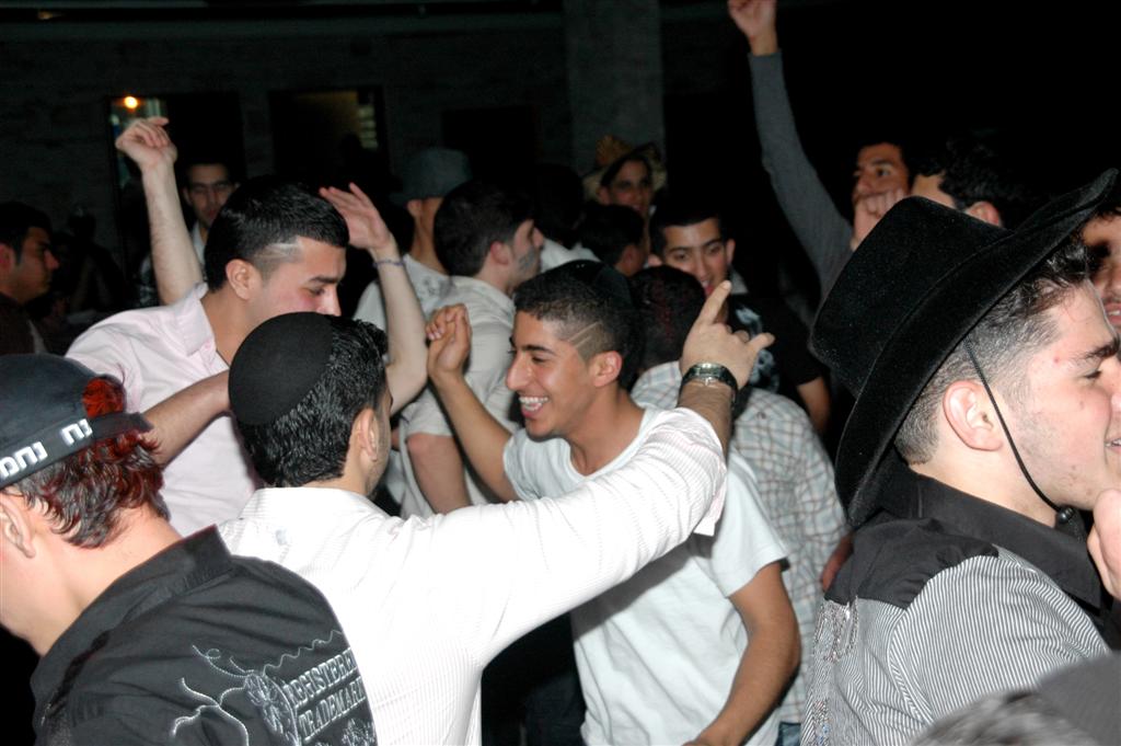 צפו: "נערי שוליים" חגגו עם ראש העיר בני-ברק, יעקב אשר