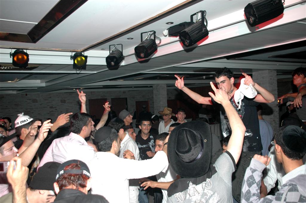 צפו: "נערי שוליים" חגגו עם ראש העיר בני-ברק, יעקב אשר