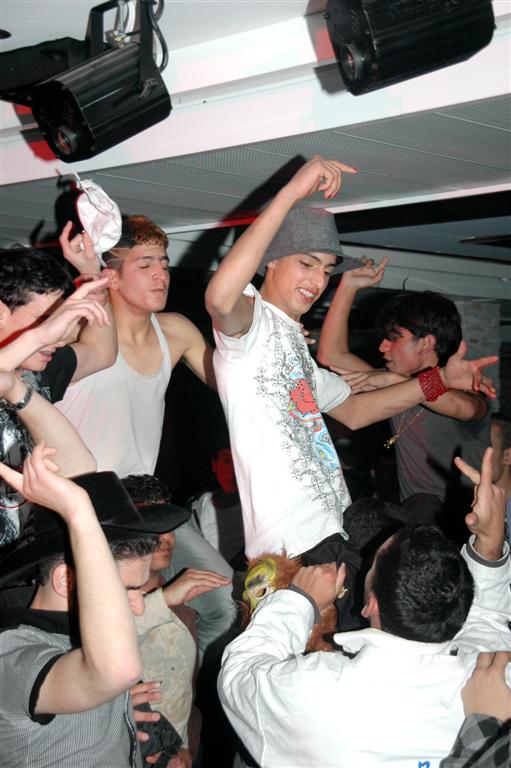 צפו: "נערי שוליים" חגגו עם ראש העיר בני-ברק, יעקב אשר