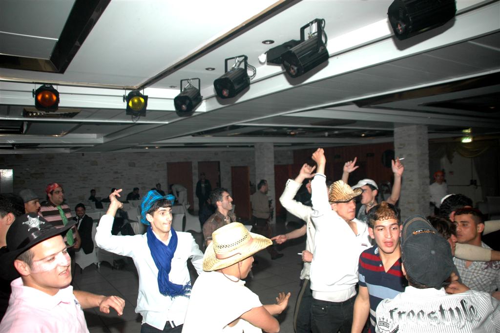 צפו: "נערי שוליים" חגגו עם ראש העיר בני-ברק, יעקב אשר