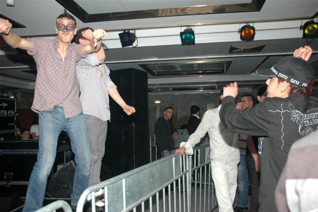 צפו: "נערי שוליים" חגגו עם ראש העיר בני-ברק, יעקב אשר