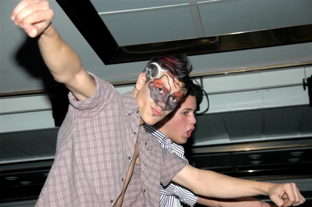 צפו: "נערי שוליים" חגגו עם ראש העיר בני-ברק, יעקב אשר