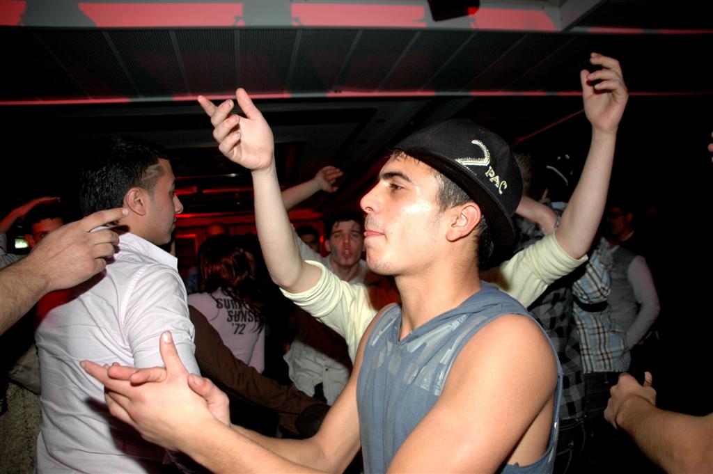 צפו: "נערי שוליים" חגגו עם ראש העיר בני-ברק, יעקב אשר