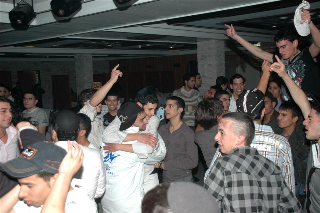 צפו: "נערי שוליים" חגגו עם ראש העיר בני-ברק, יעקב אשר