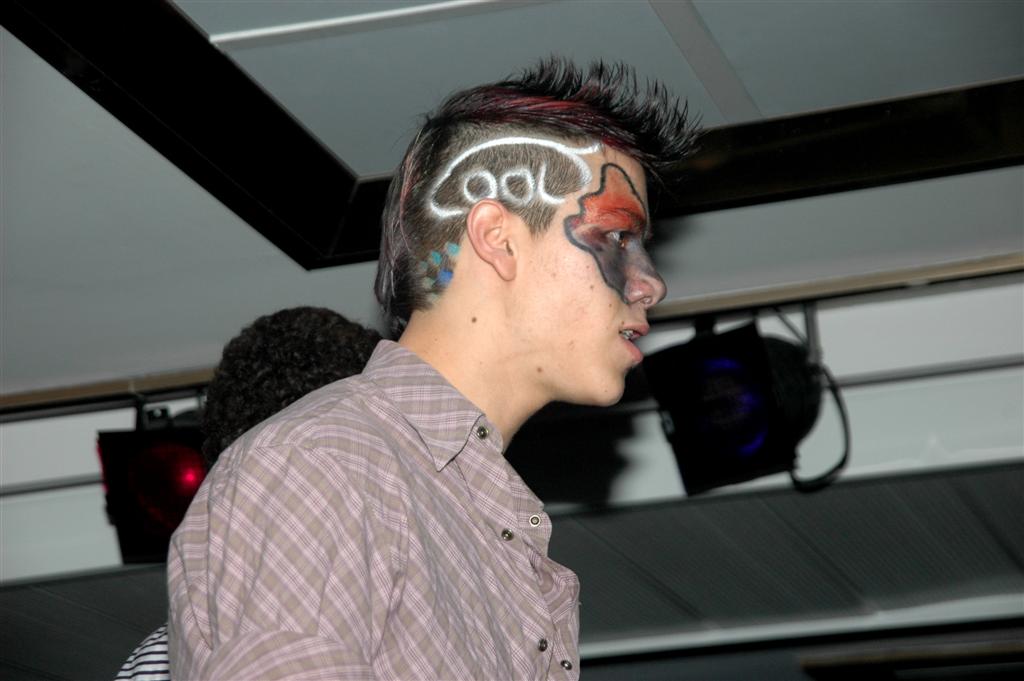 צפו: "נערי שוליים" חגגו עם ראש העיר בני-ברק, יעקב אשר