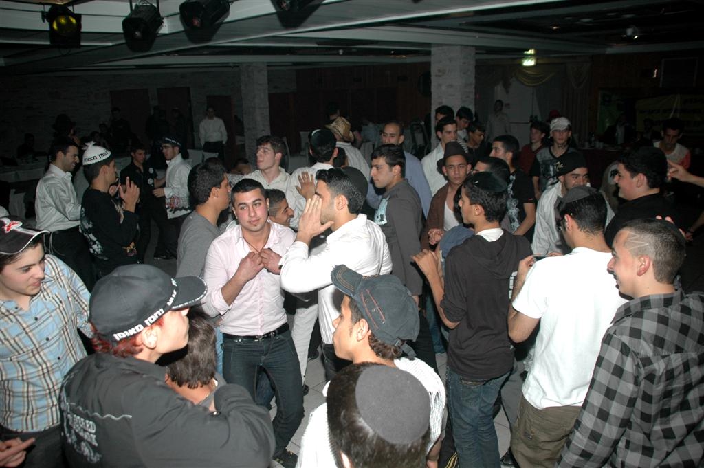 צפו: "נערי שוליים" חגגו עם ראש העיר בני-ברק, יעקב אשר