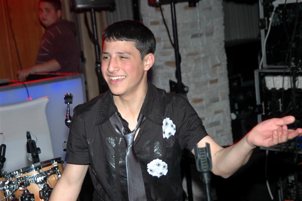 צפו: "נערי שוליים" חגגו עם ראש העיר בני-ברק, יעקב אשר