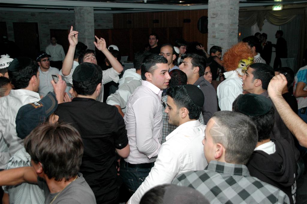 צפו: "נערי שוליים" חגגו עם ראש העיר בני-ברק, יעקב אשר