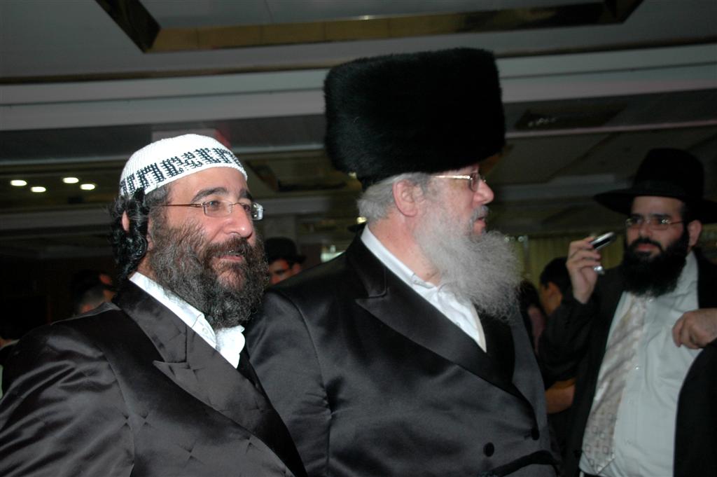 צפו: "נערי שוליים" חגגו עם ראש העיר בני-ברק, יעקב אשר