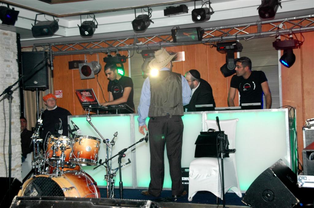 צפו: "נערי שוליים" חגגו עם ראש העיר בני-ברק, יעקב אשר