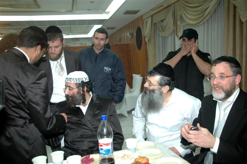 צפו: "נערי שוליים" חגגו עם ראש העיר בני-ברק, יעקב אשר