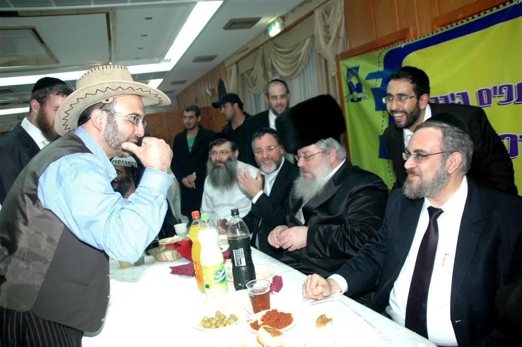 צפו: "נערי שוליים" חגגו עם ראש העיר בני-ברק, יעקב אשר