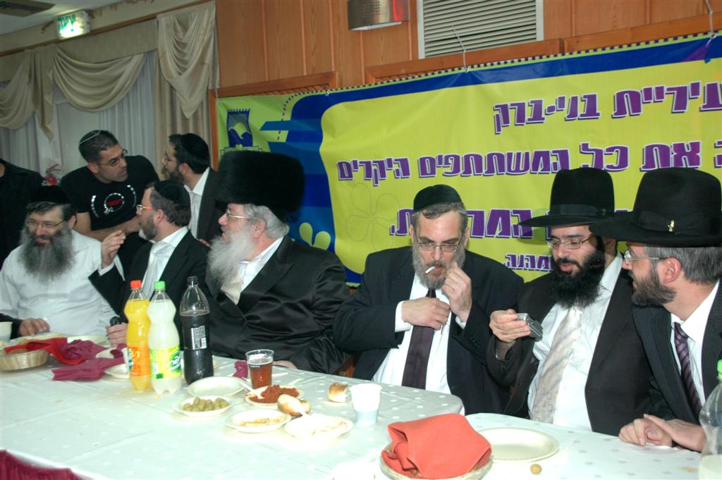 צפו: "נערי שוליים" חגגו עם ראש העיר בני-ברק, יעקב אשר