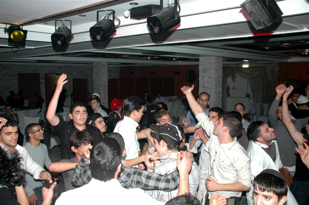 צפו: "נערי שוליים" חגגו עם ראש העיר בני-ברק, יעקב אשר