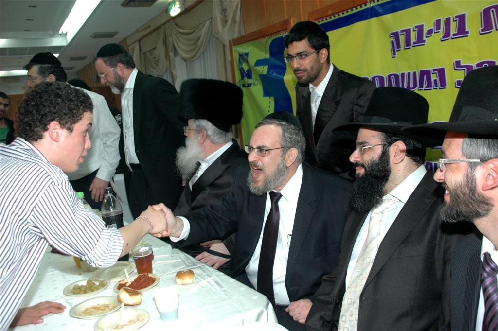 צפו: "נערי שוליים" חגגו עם ראש העיר בני-ברק, יעקב אשר