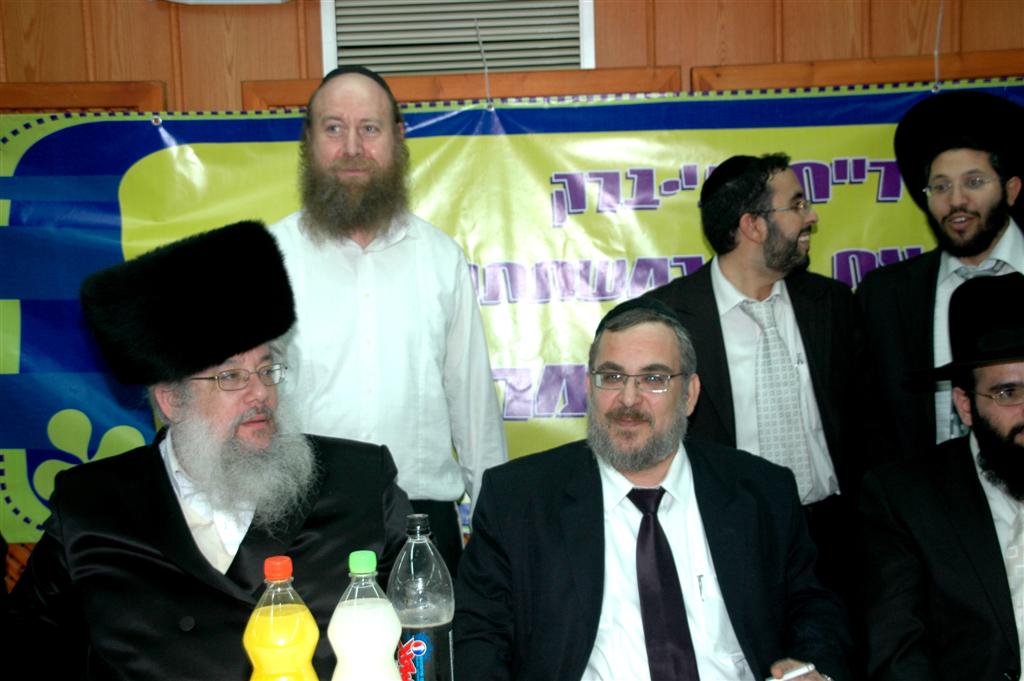 צפו: "נערי שוליים" חגגו עם ראש העיר בני-ברק, יעקב אשר