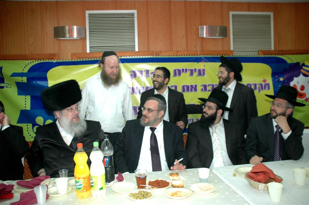 צפו: "נערי שוליים" חגגו עם ראש העיר בני-ברק, יעקב אשר