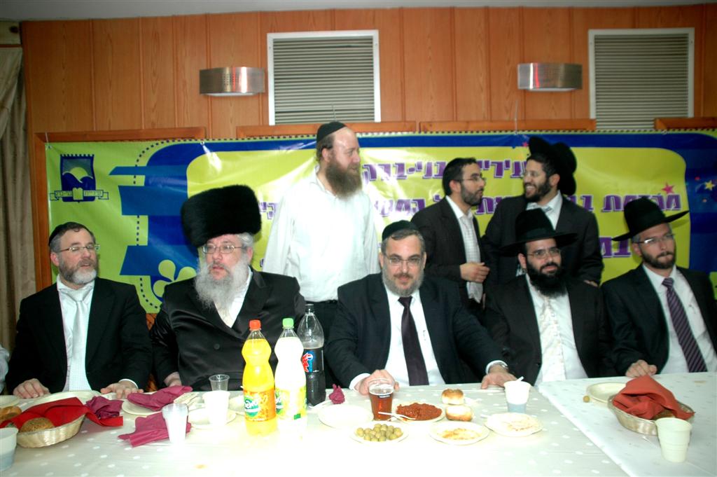 צפו: "נערי שוליים" חגגו עם ראש העיר בני-ברק, יעקב אשר