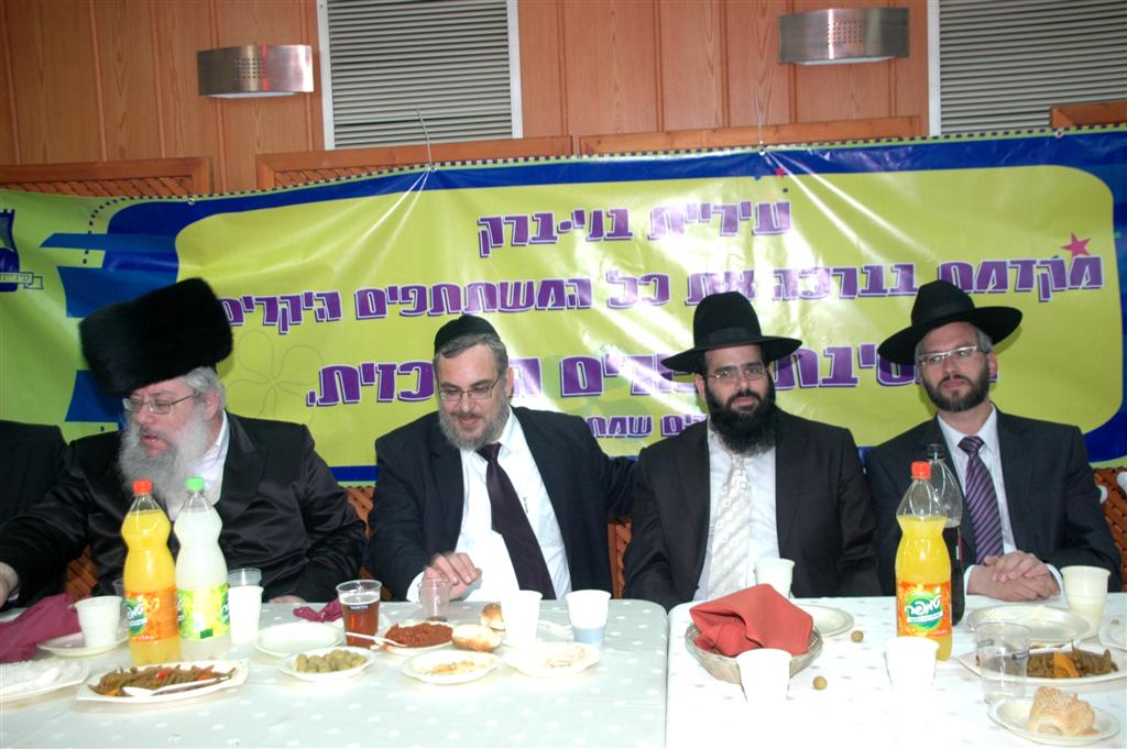 צפו: "נערי שוליים" חגגו עם ראש העיר בני-ברק, יעקב אשר