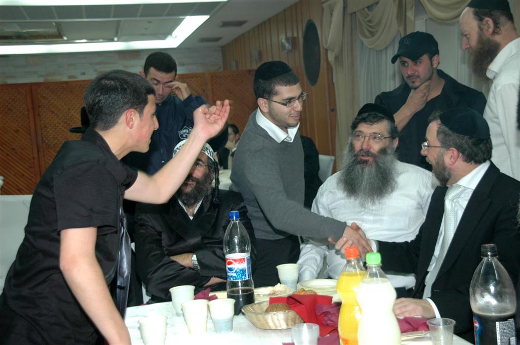 צפו: "נערי שוליים" חגגו עם ראש העיר בני-ברק, יעקב אשר