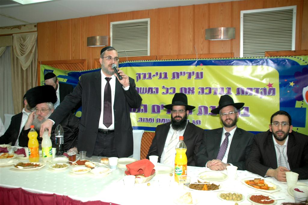 צפו: "נערי שוליים" חגגו עם ראש העיר בני-ברק, יעקב אשר