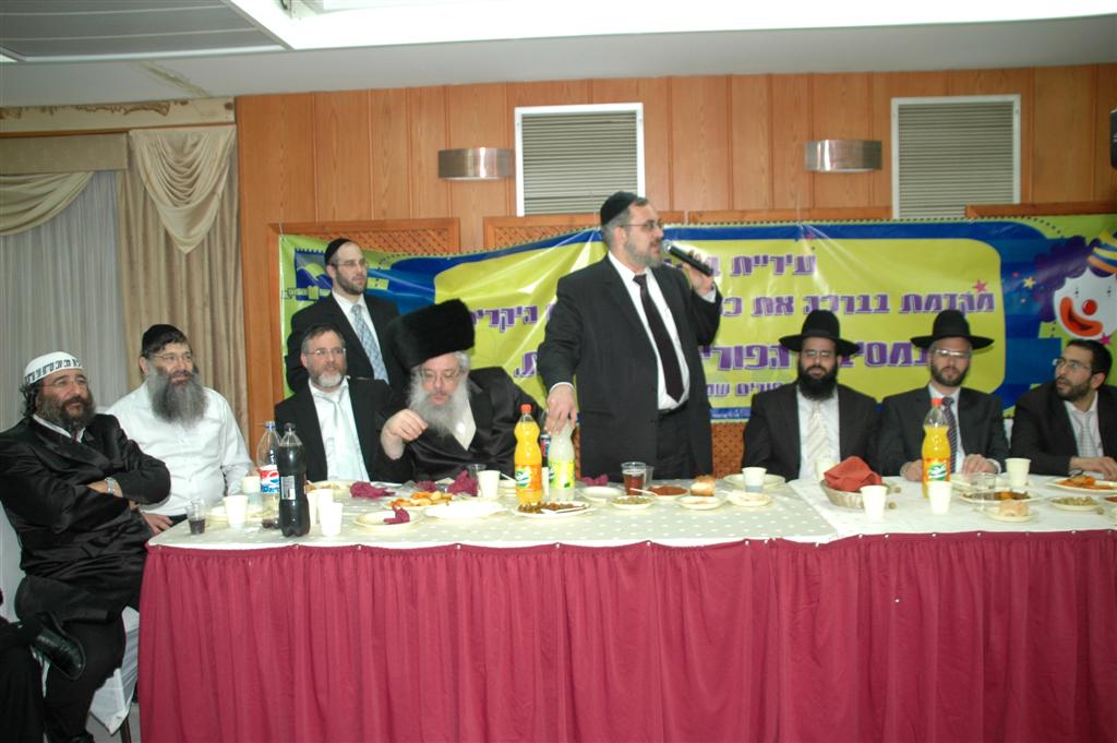 צפו: "נערי שוליים" חגגו עם ראש העיר בני-ברק, יעקב אשר