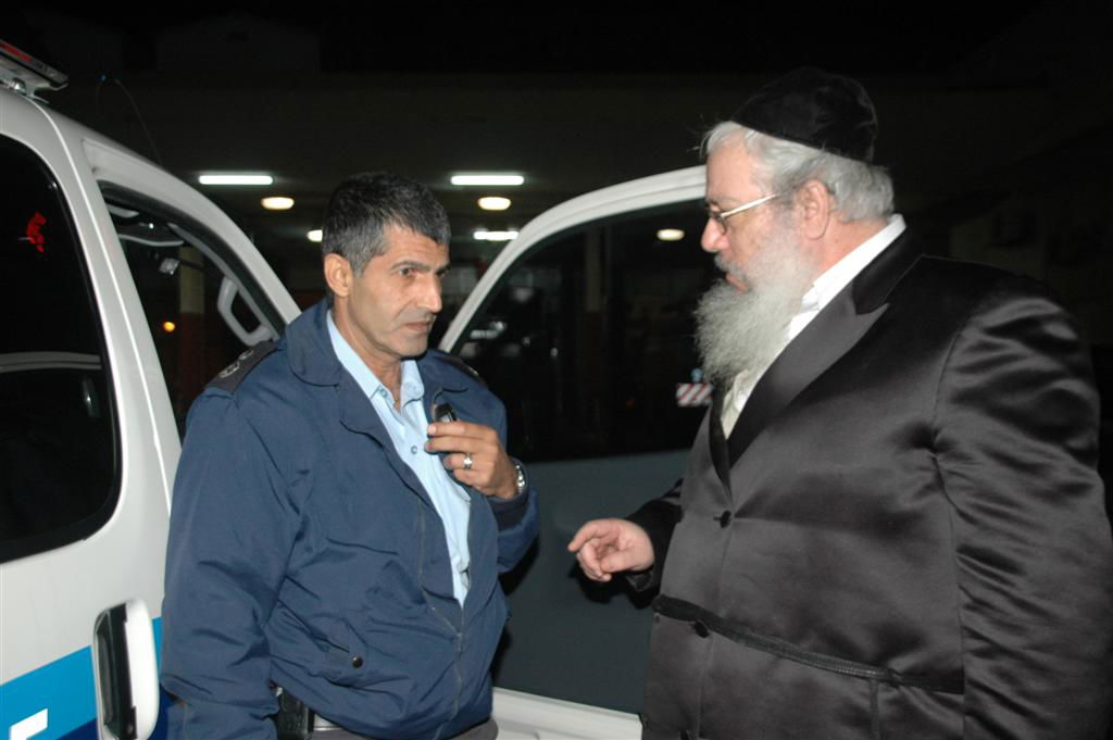 עם הקצין שחר פז