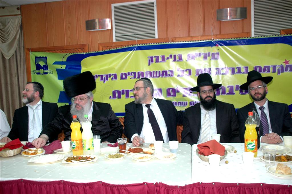 צפו: "נערי שוליים" חגגו עם ראש העיר בני-ברק, יעקב אשר