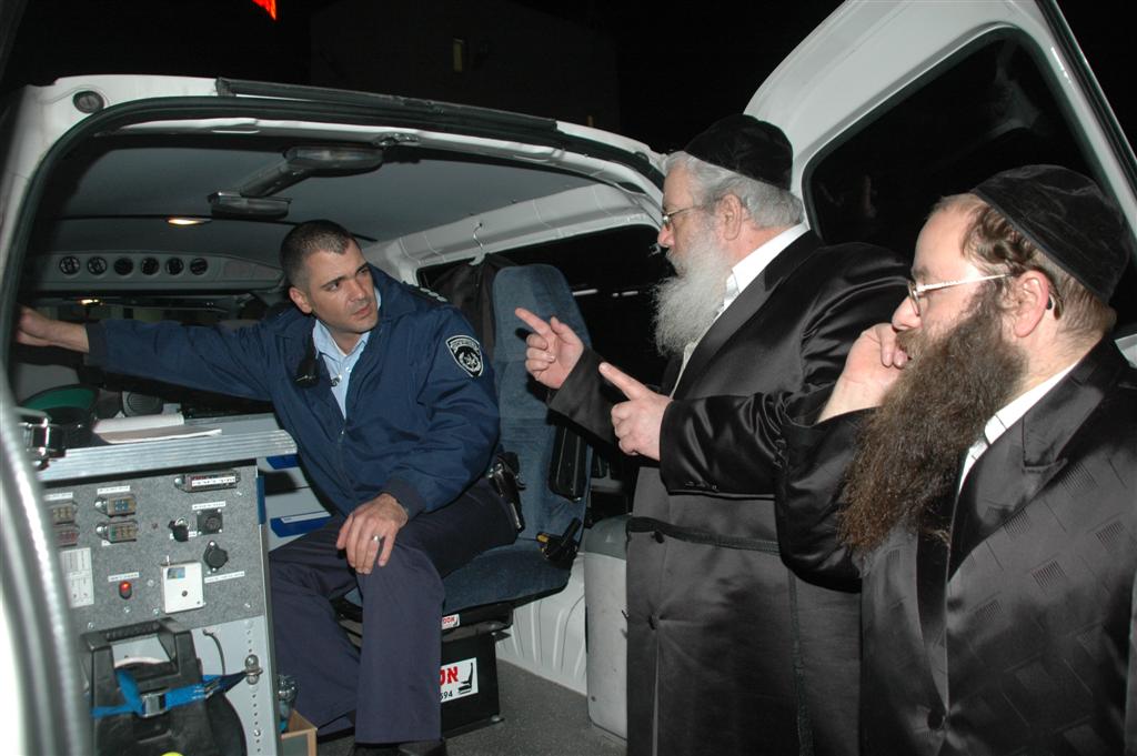 מימין העסקן הרב גלבר