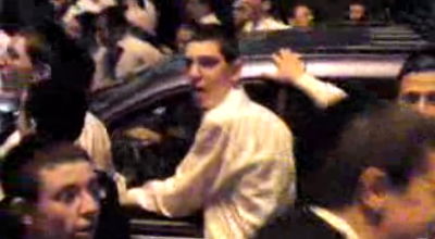 צפו: בחורים מלווים את הגראי"ל לביתו